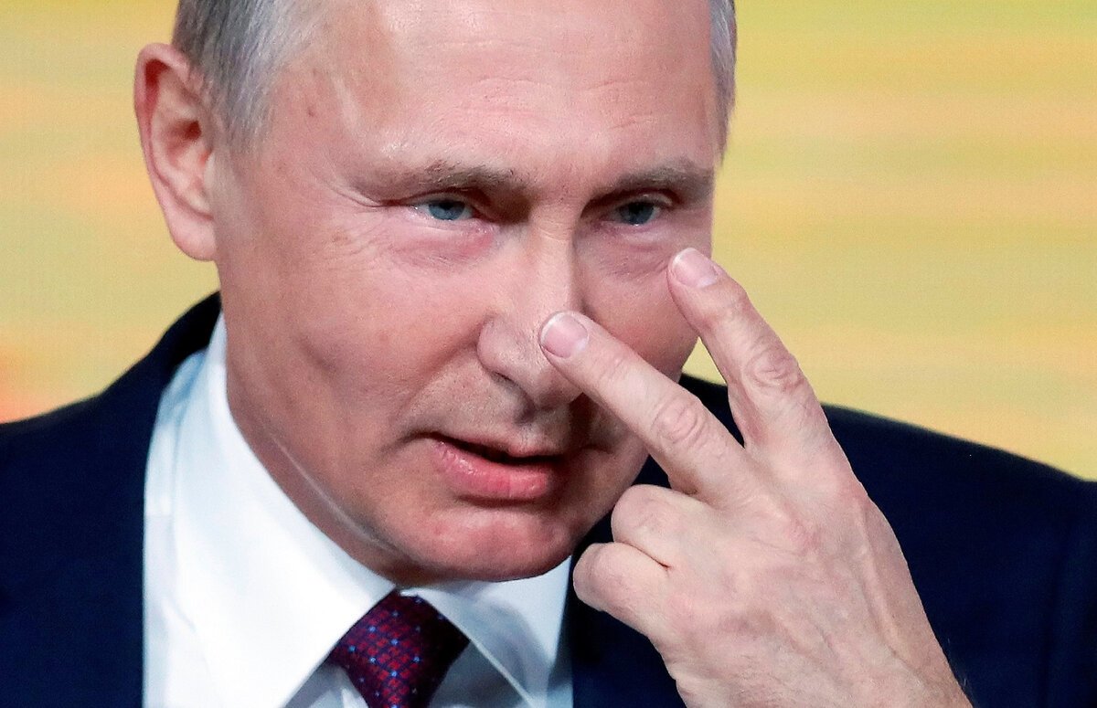 Путин Владимир Владимирович с кулаком