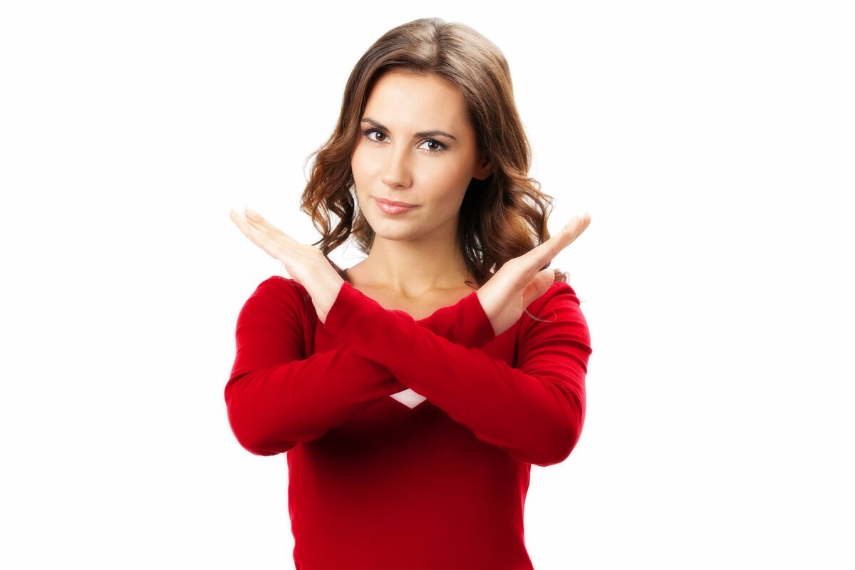 Девушка со скрещенными руками