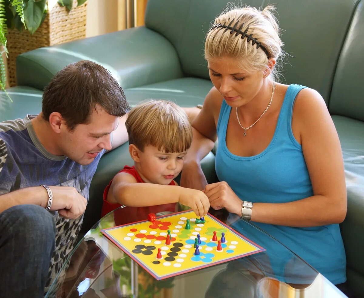 Родители и дети за компьютером