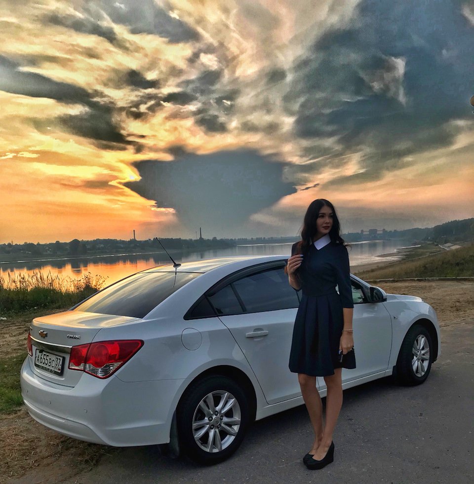 Chevrolet Cruze и девушка