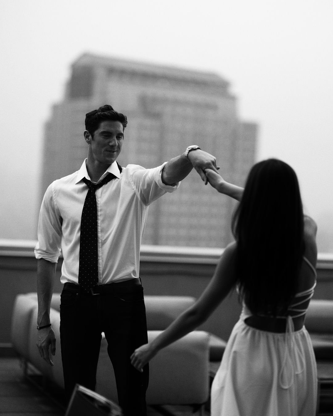 Парень знакомится с девушкой