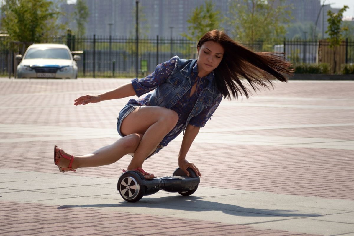 Девушка на гироскутере