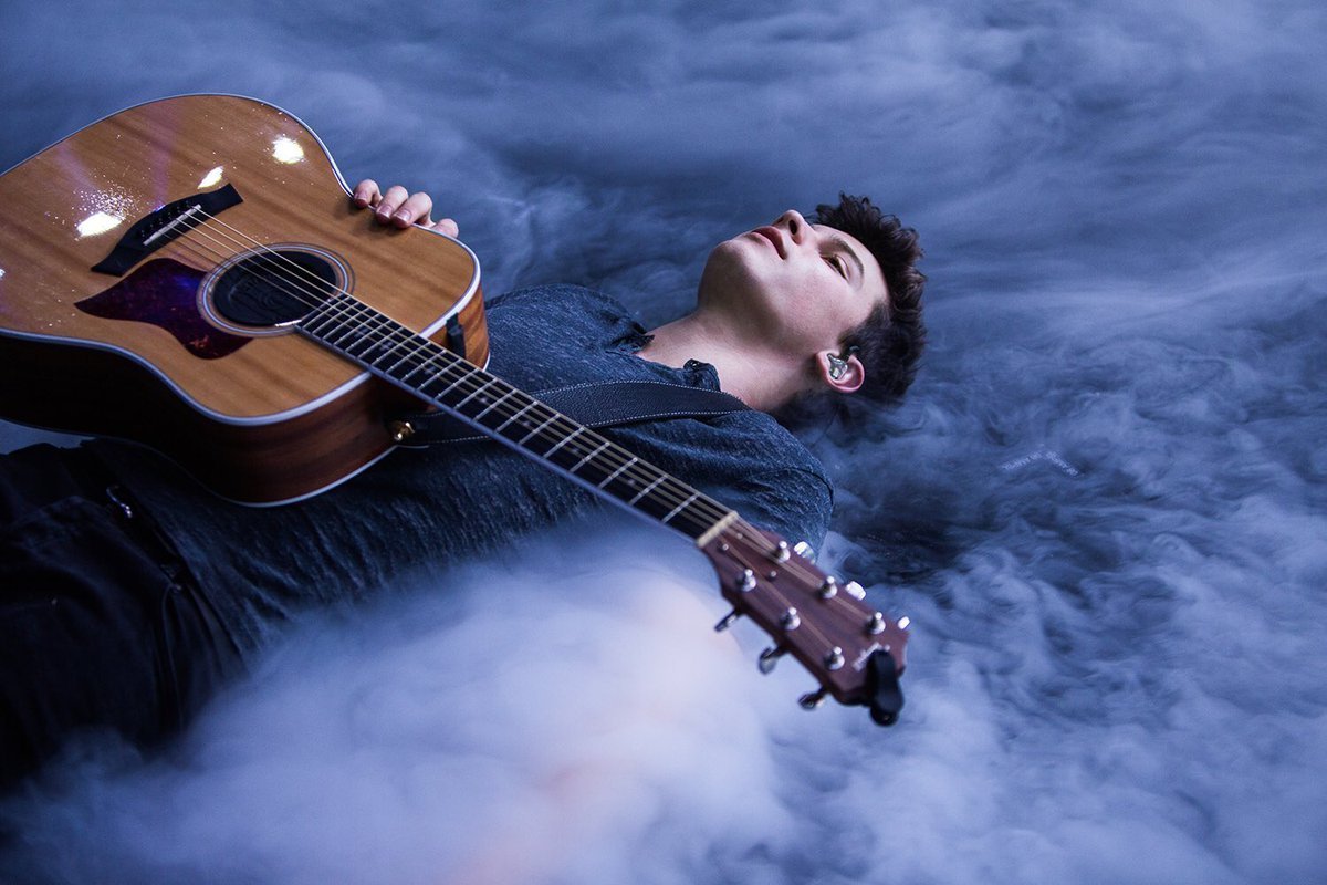 Шон Мендес с гитарой
