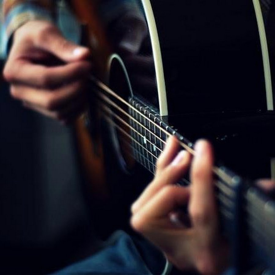 Парень с гитарой в руках