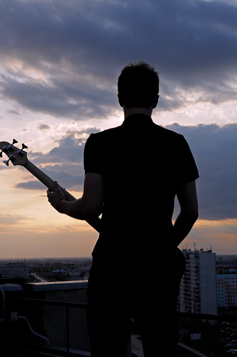 Парень с гитарой