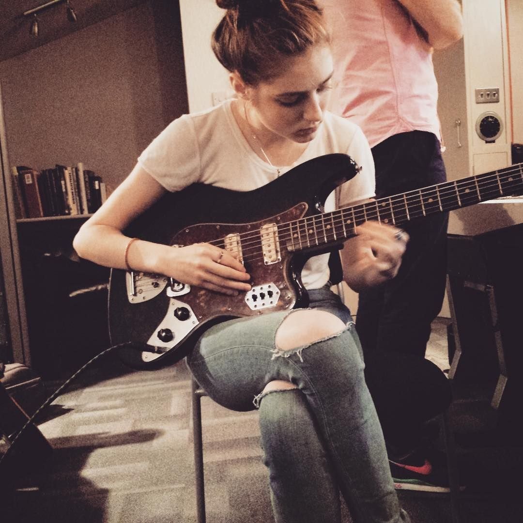 Birdy певица с гитарой