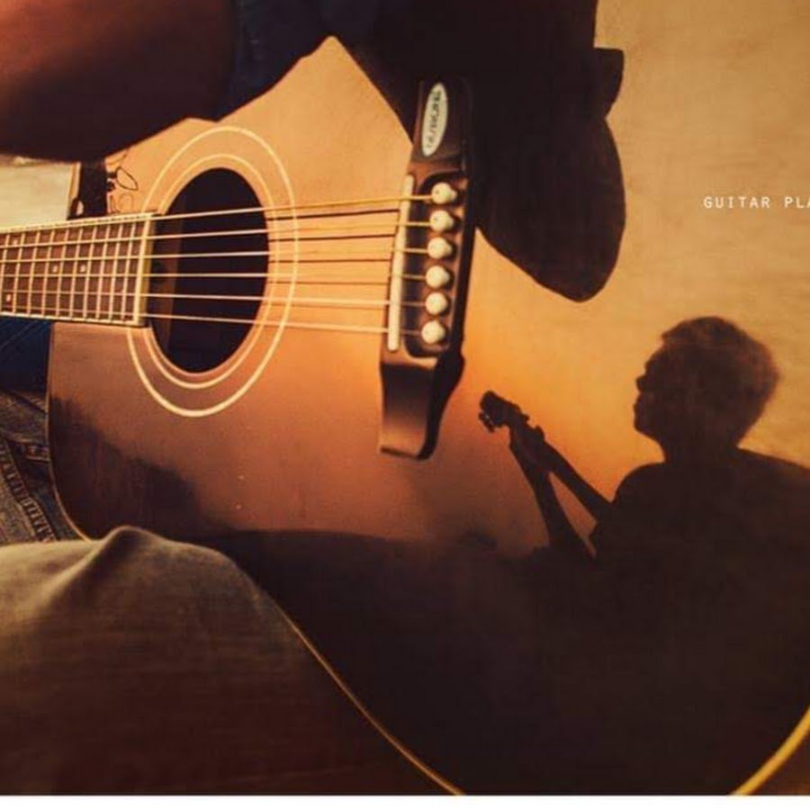 Гитарист с акустической гитарой