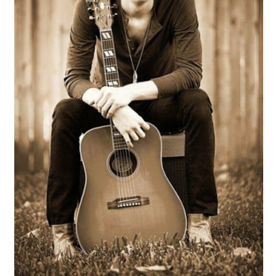 Парень с гитарой