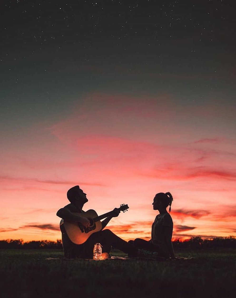 Парень с гитарой и девушка