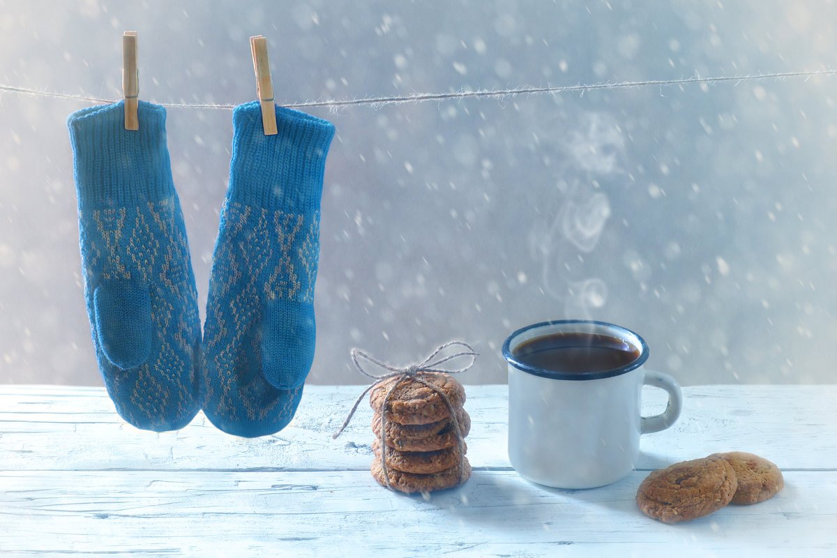 Кофе в варежках зимой