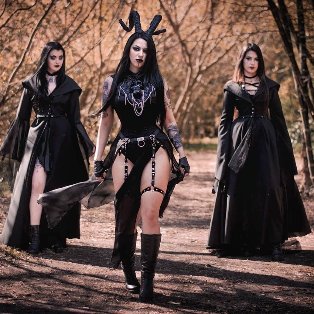 Шабаш ведьм вокруг костра Эстетик