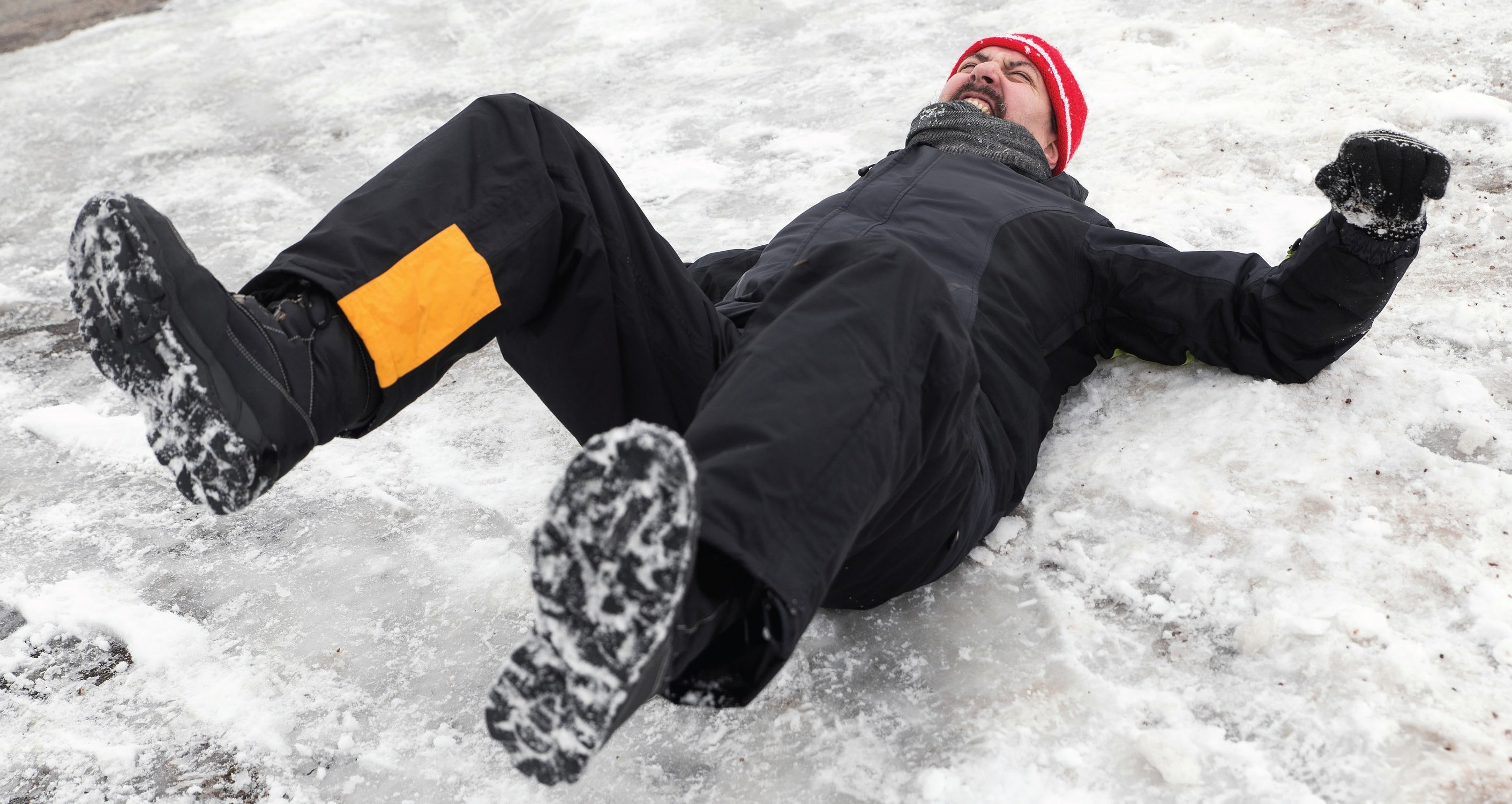 Гололед падает. Человек падает на льду. Падение зимой.