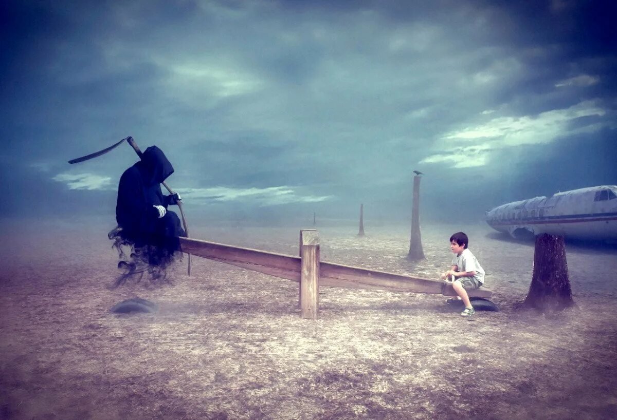 Одинокий человек на качелях