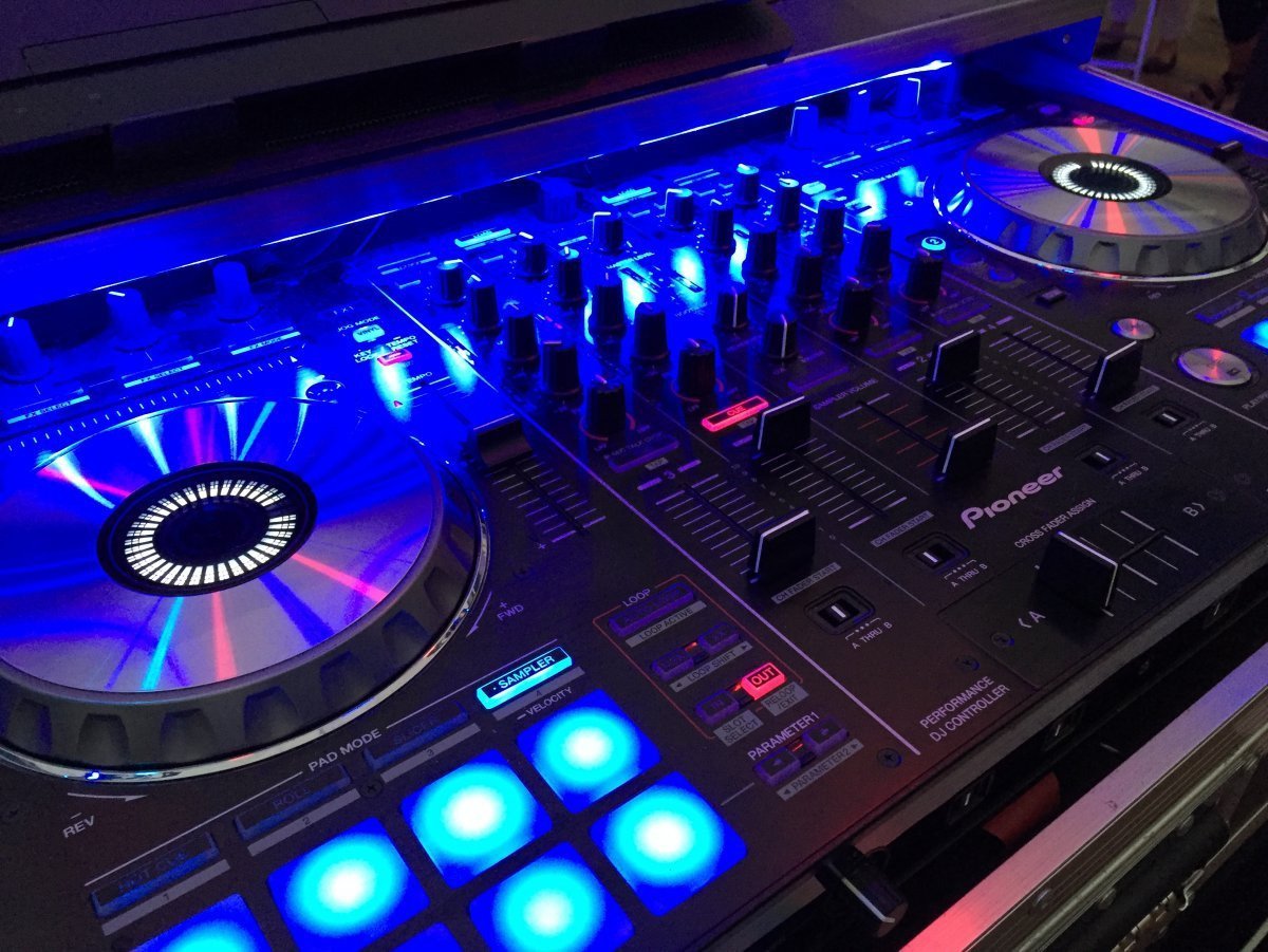 Диджейский пульт