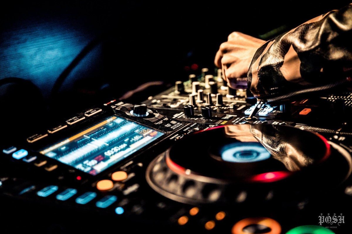 Заставка на рабочий стол диджей