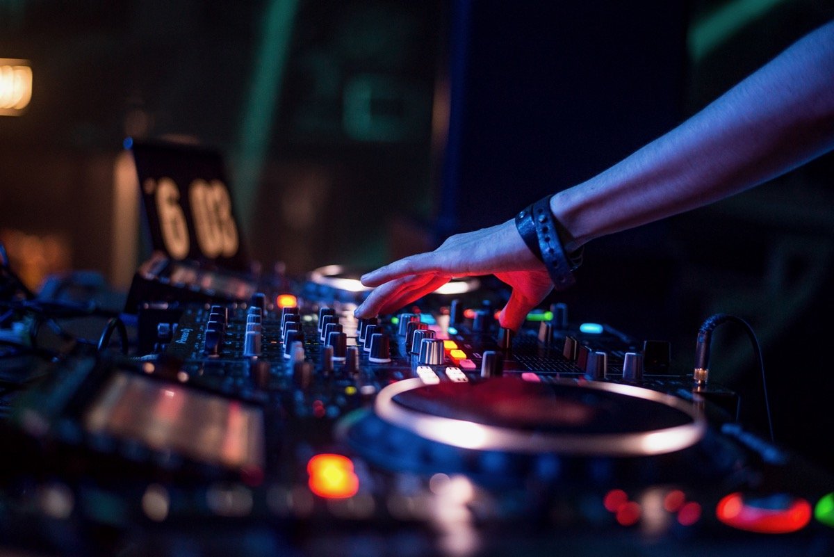 Диджейский пульт в клубе