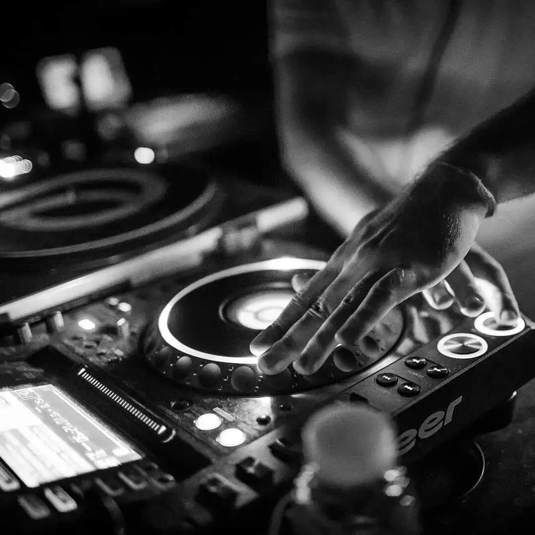 Диджей за пультом