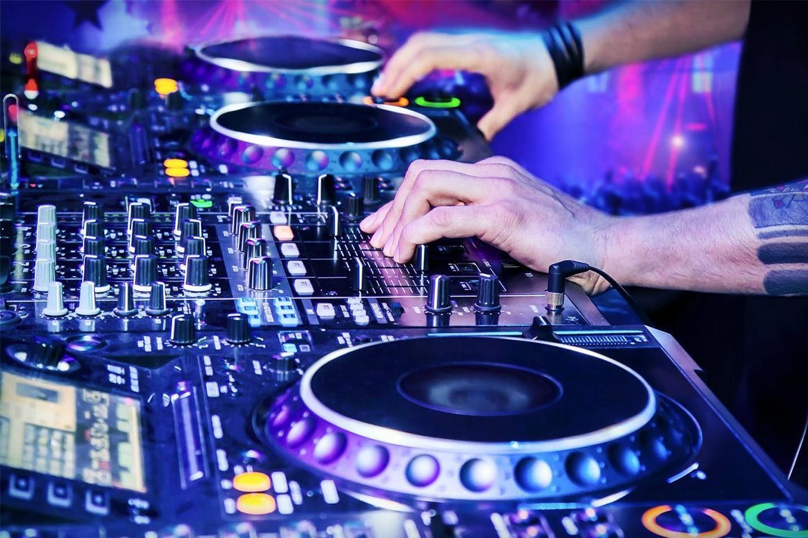 DJ за пультом