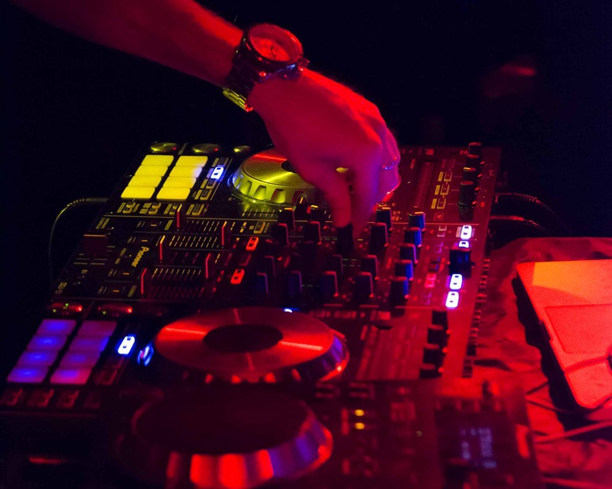 Пульт диджея на дискотеке