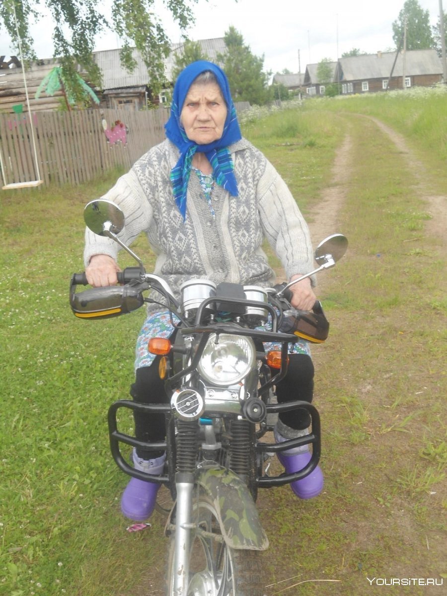 Бабушка на мотоцикле