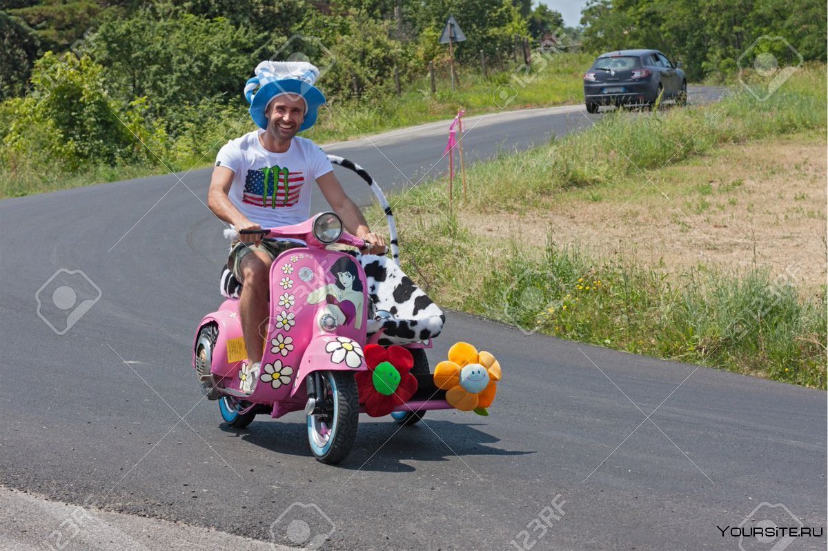 Пожилая пара на мотоцикле