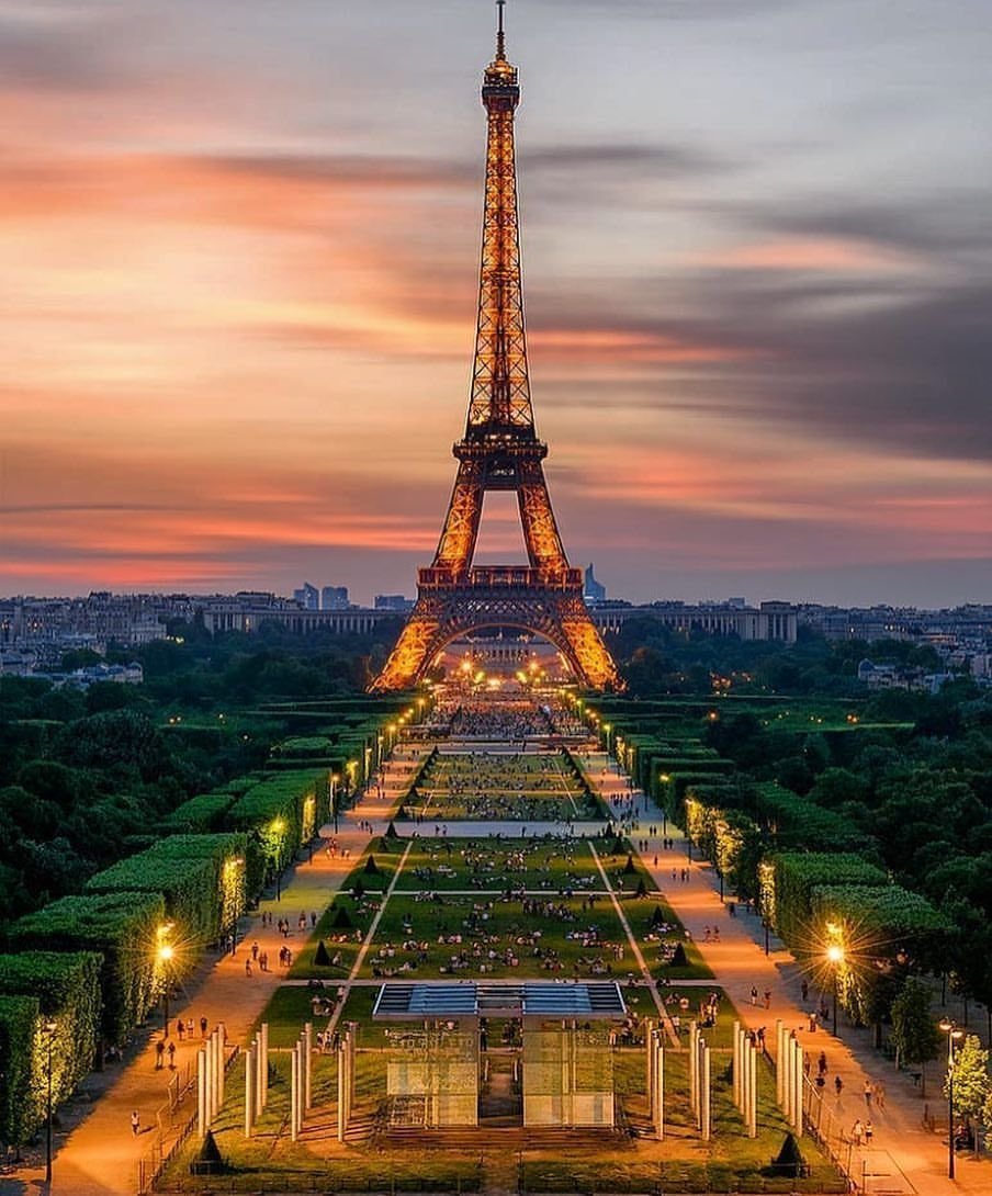 Эйфелева башня в Париже фото