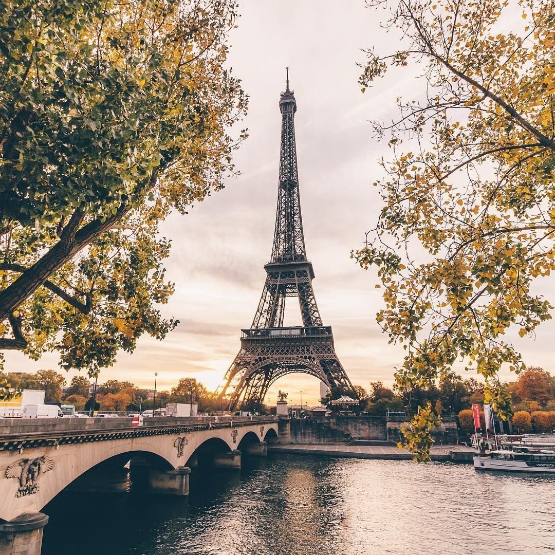 Эфилевская башня в Париже