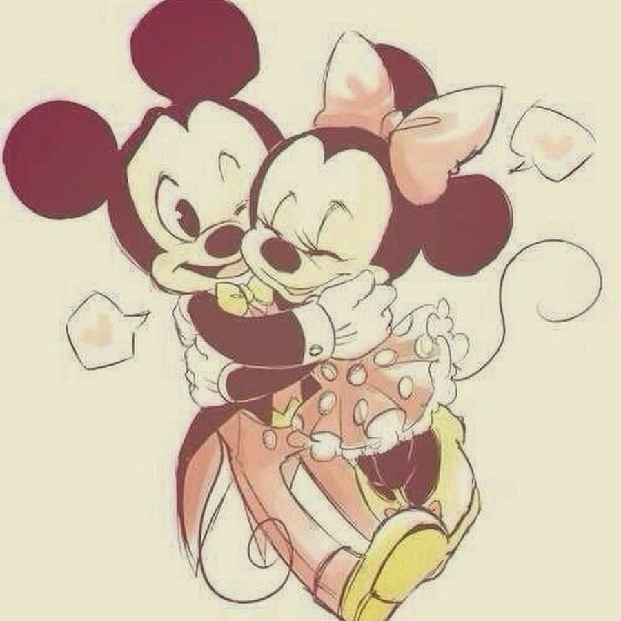 Микки и Минни обнимаются