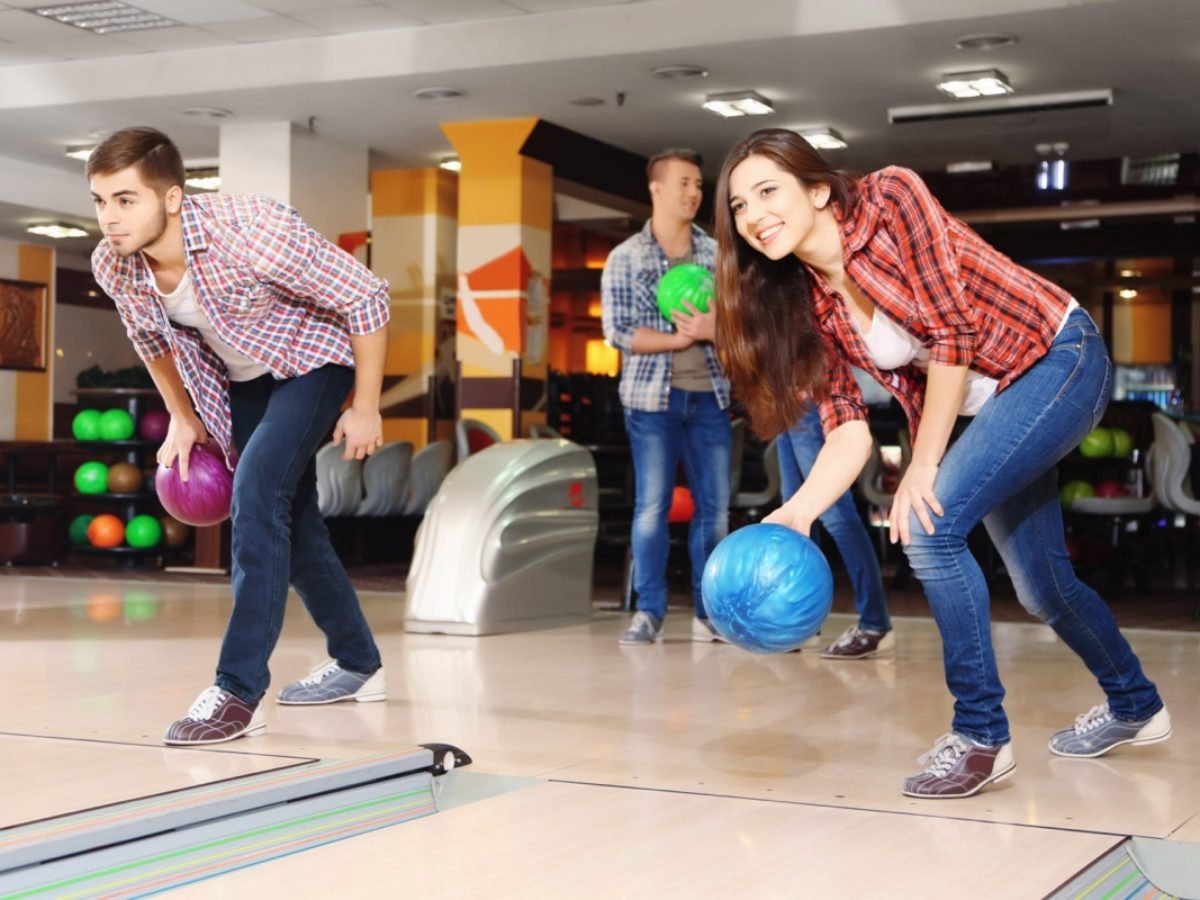 Семья играет в боулинг
