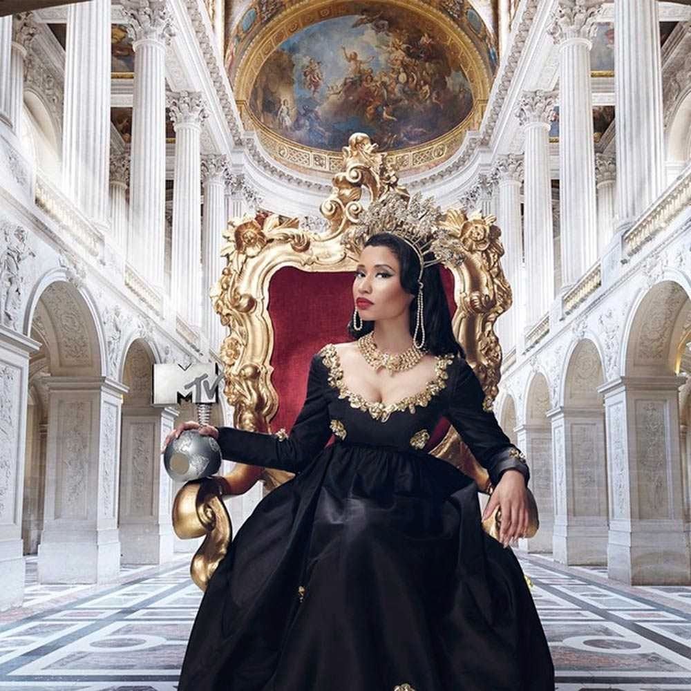 Королева на троне