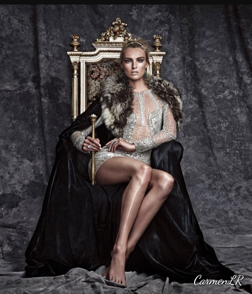 Модель королевы a237