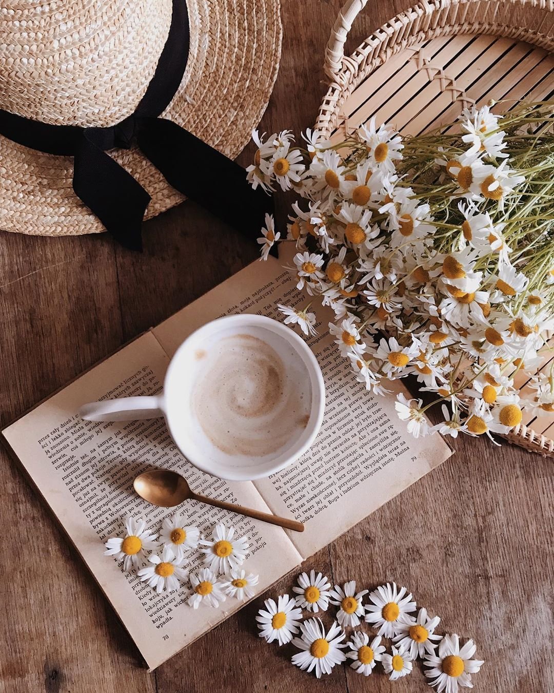 Счастливая девушка с цветами