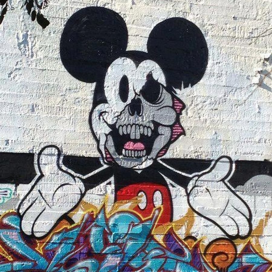 Микки Маус показывает факью