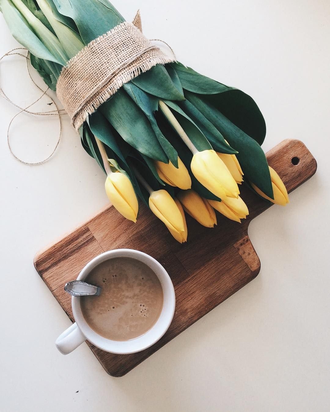 Букет тюльпанов и кофе