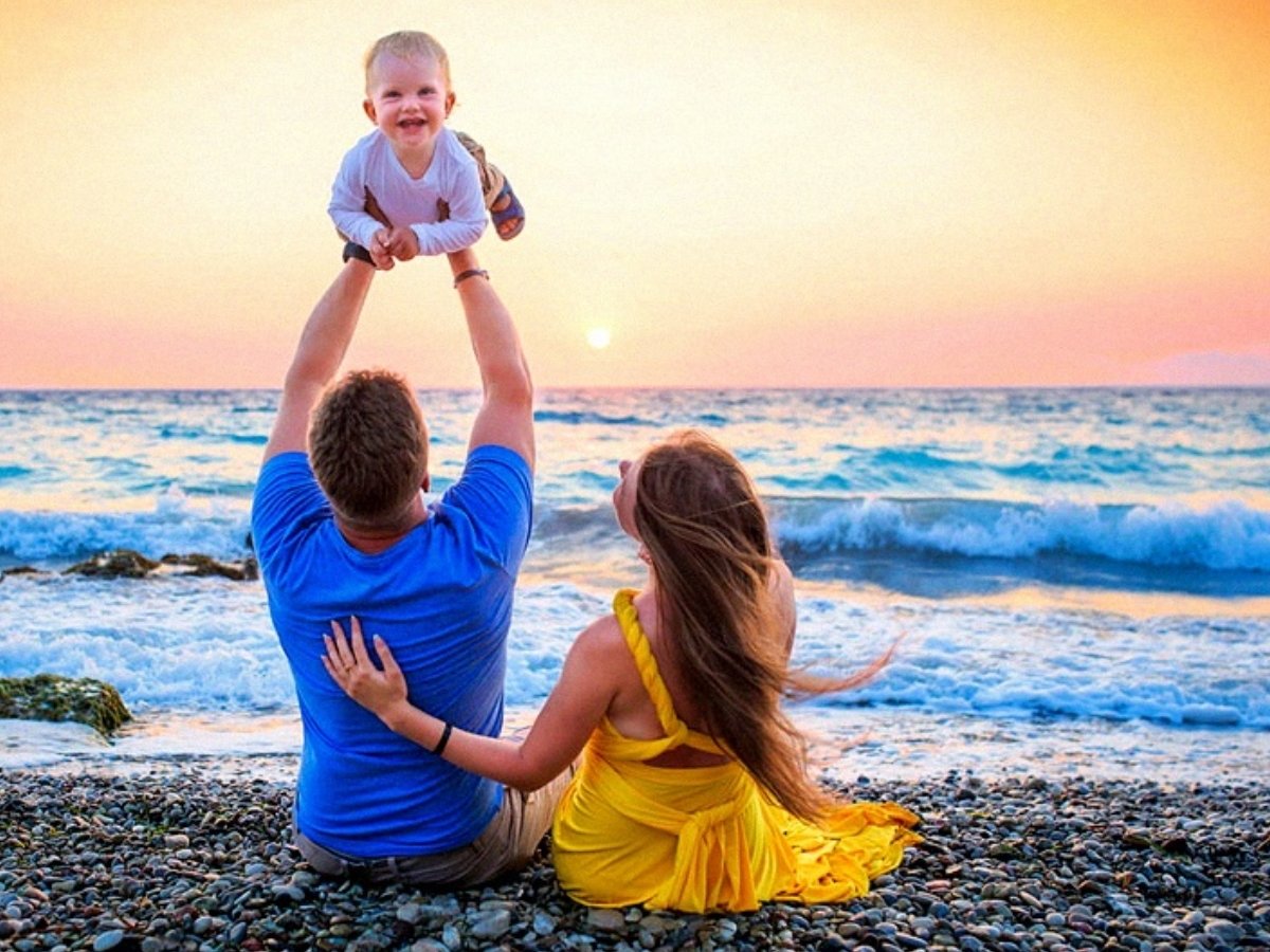 Счастливая пара с ребенком