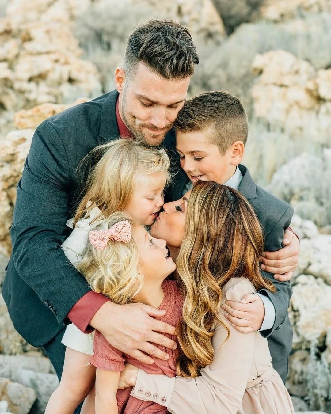 Счастливая пара с ребенком