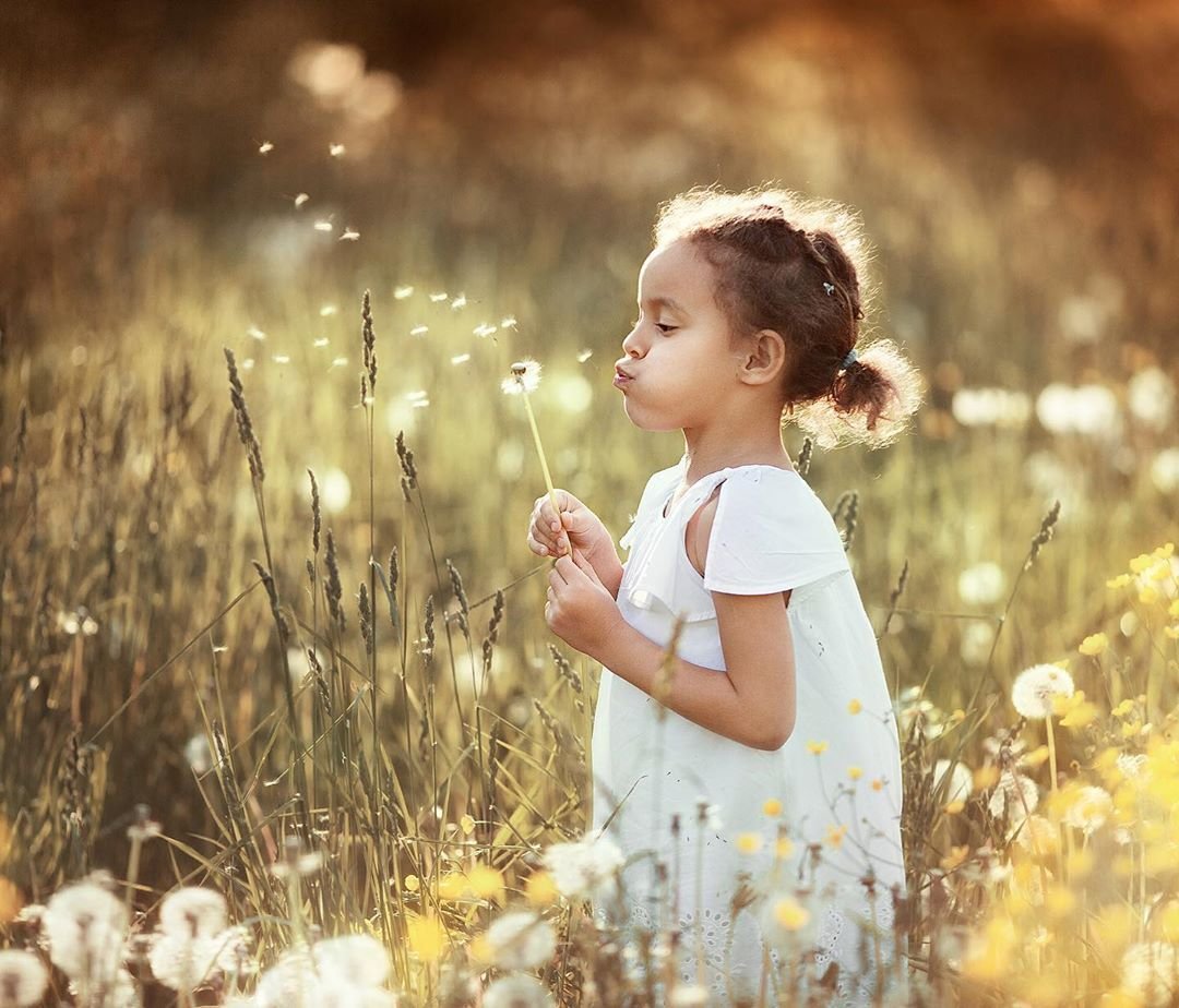 Девочка с одуванчиком