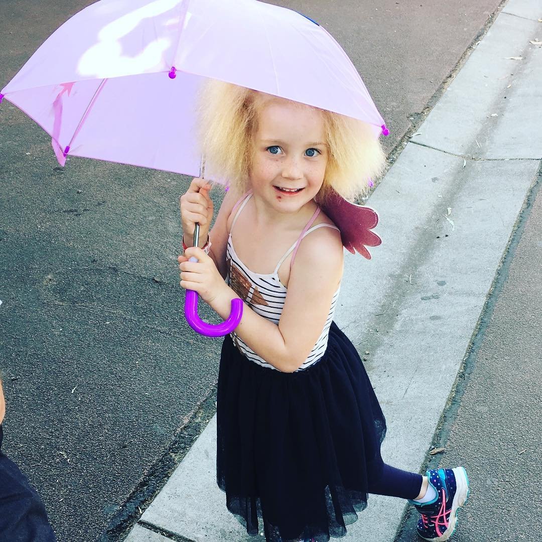 Девочка с торчащими волосами