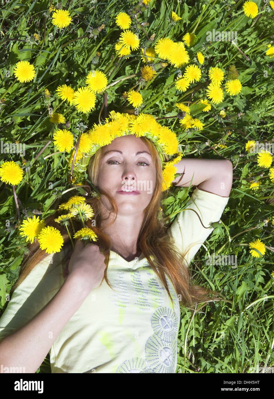 Красивый венок из одуванчиков