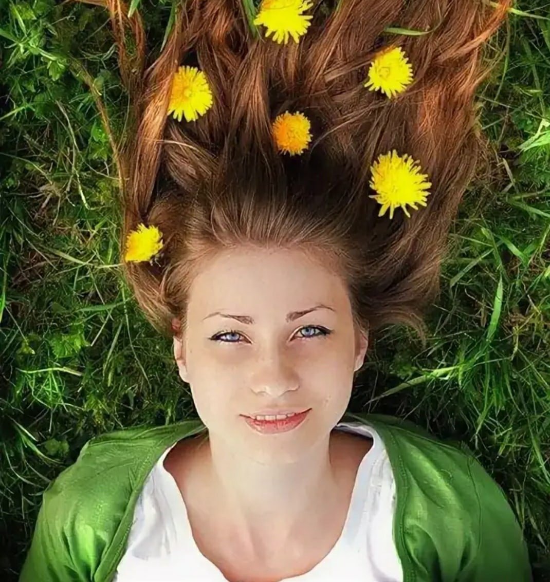 Девушка с одуванчиком