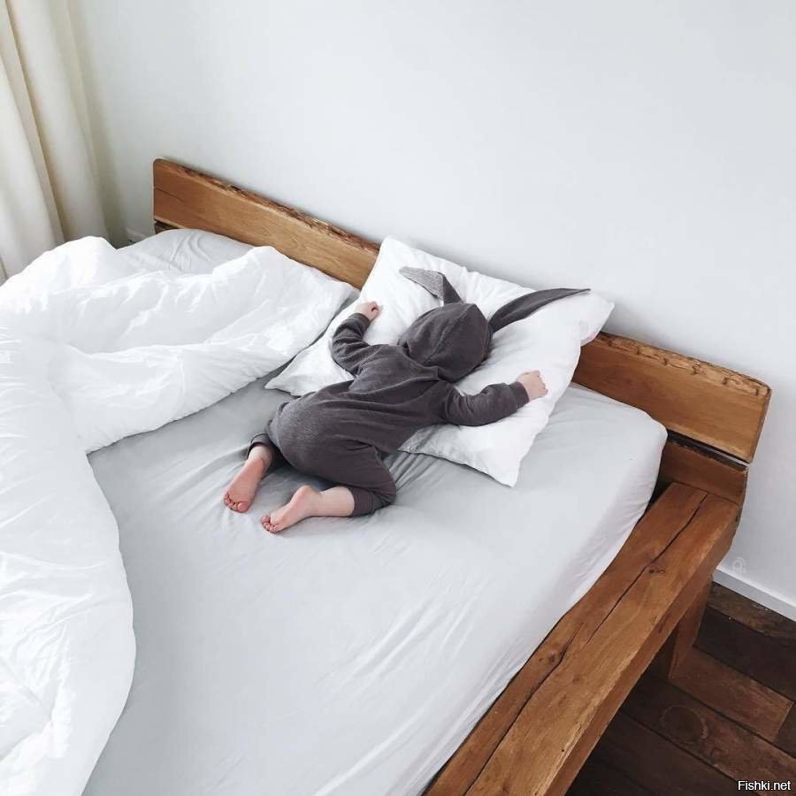 Спящий на кровати