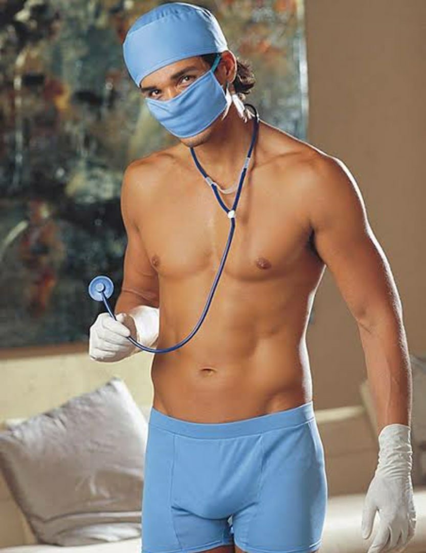 Мужчина врач мускулистый