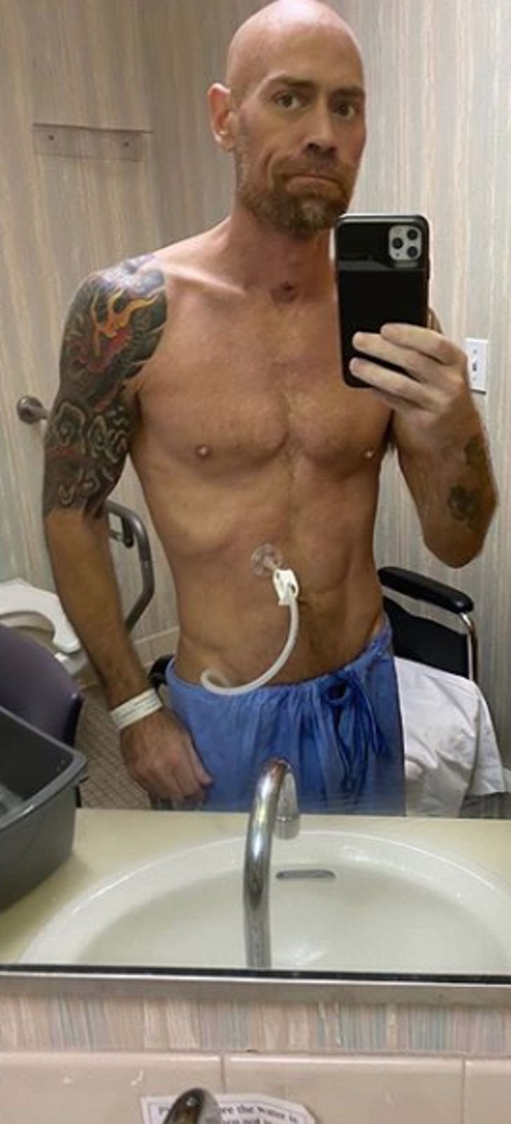 Медбрат со шприцом