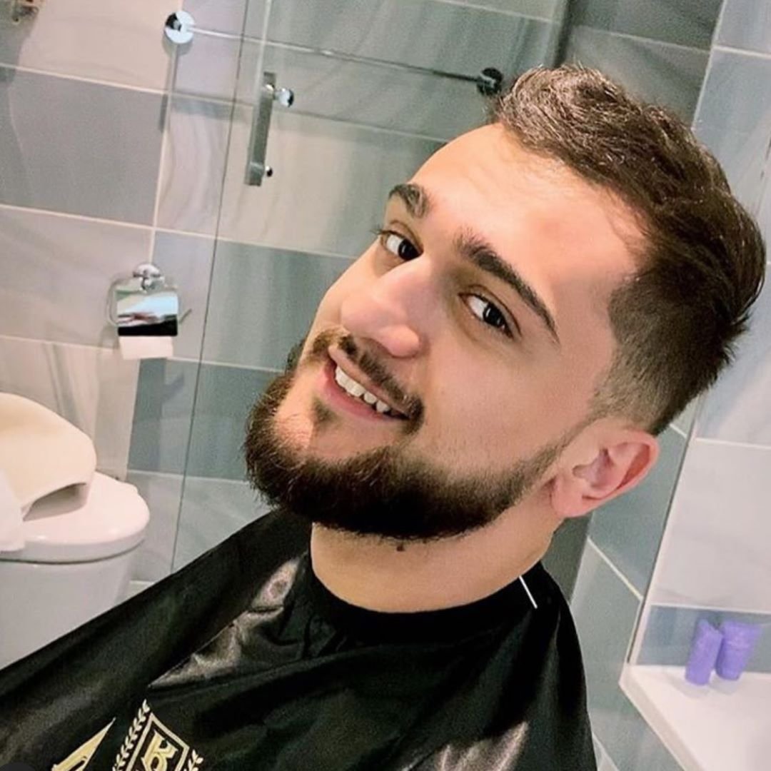 Прическа Johnny певец