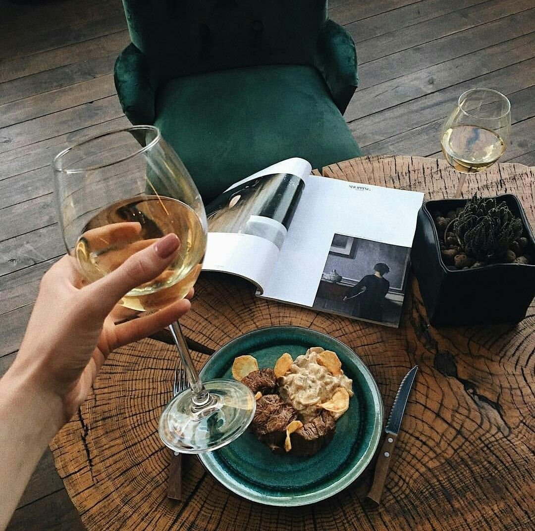 Стол в ресторанах для инстаграмма