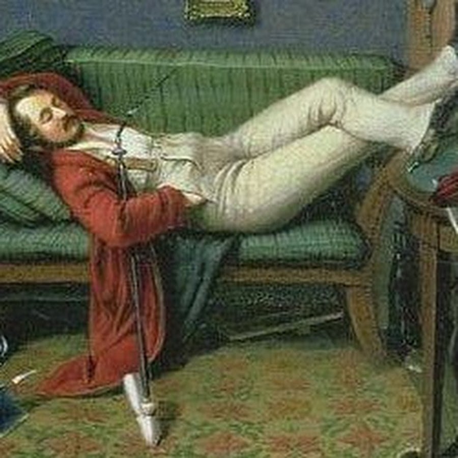 Девушка лежит на диване