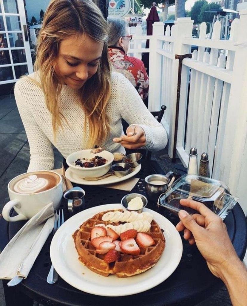 Селфи девушки с едой в кафе