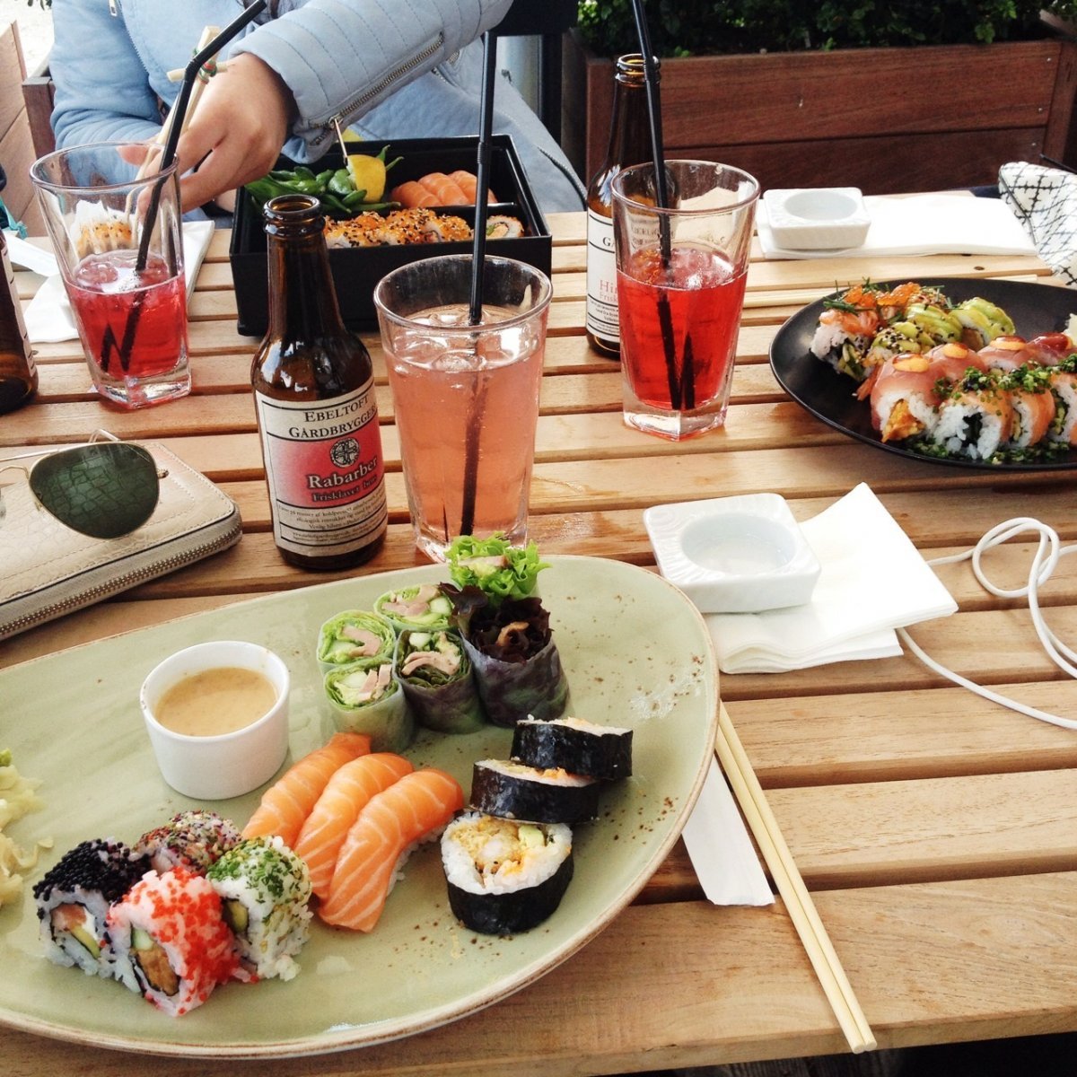 Стол в ресторане с едой