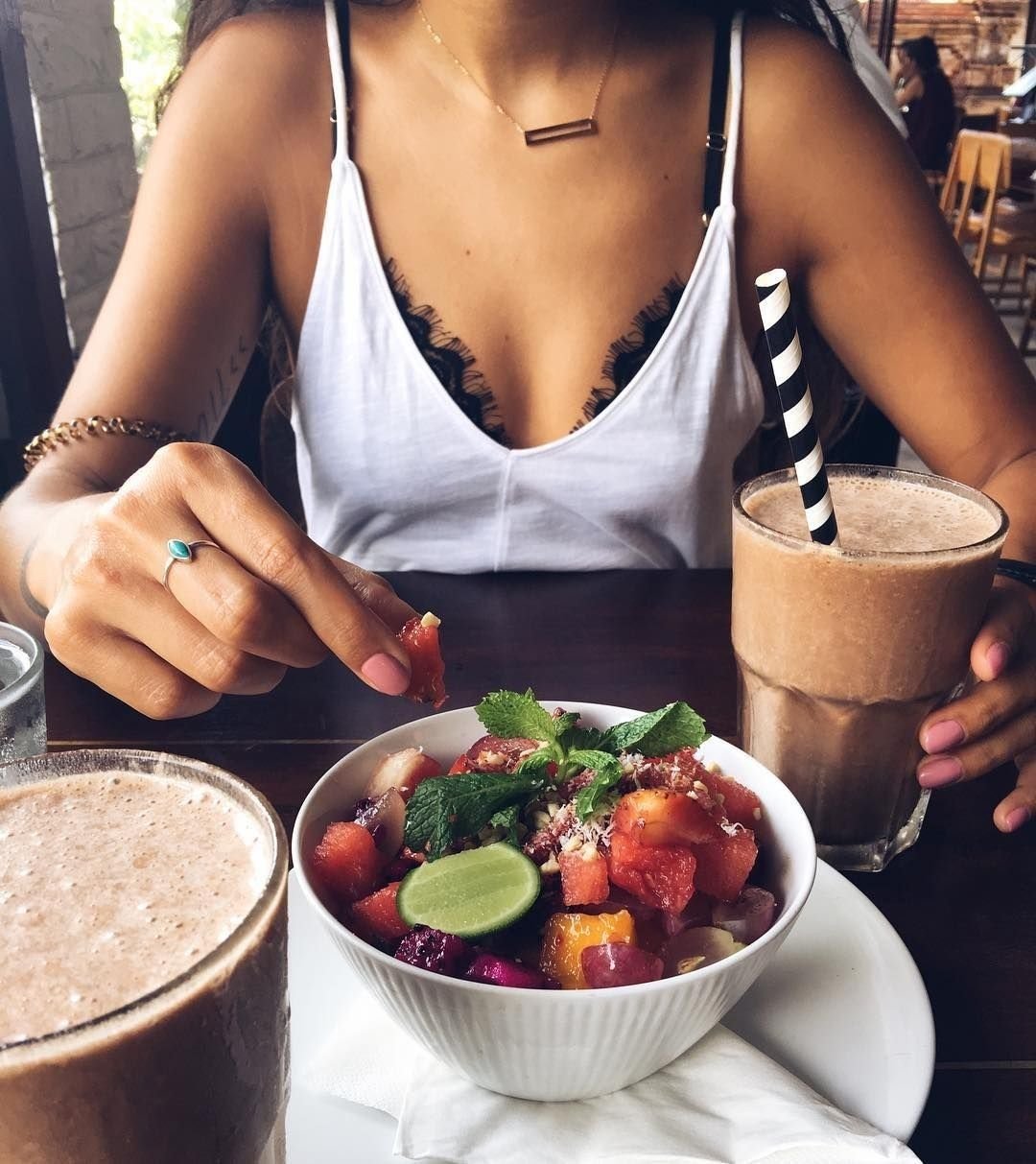 Красивая девушка с едой