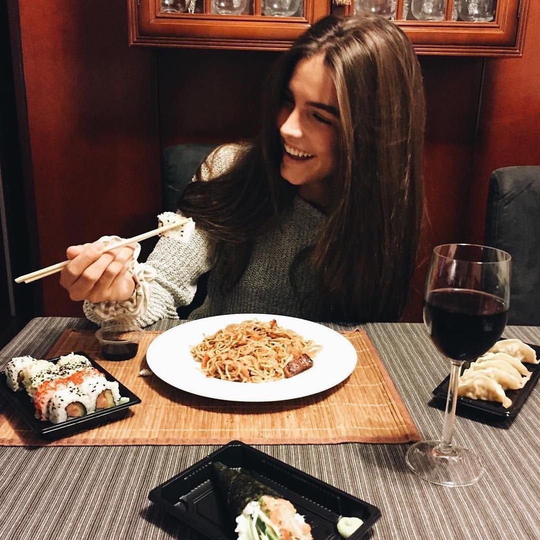 Девушка ест в ресторане